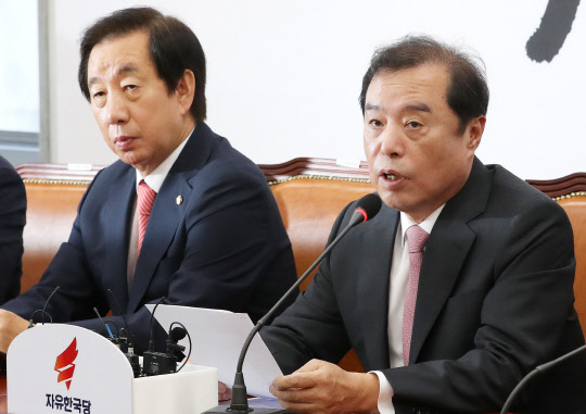 김병준 자유한국당 비상대책위원장(오른쪽)이 9일 오전 국회에서 판문점 선언 비준 동의에 관련한 긴급 기자간담회를 열고 발언하고 있다. 연합뉴스